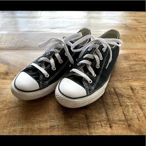 Girl’s black Converse